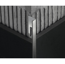 Prim-plan cu o șină metalică pentru faianță la un colț