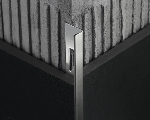 Prim-plan cu o șină metalică pentru faianță la un colț