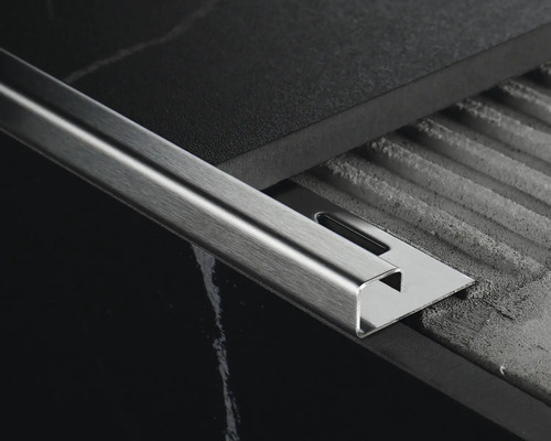 Profil de faianță metalic între două plăci