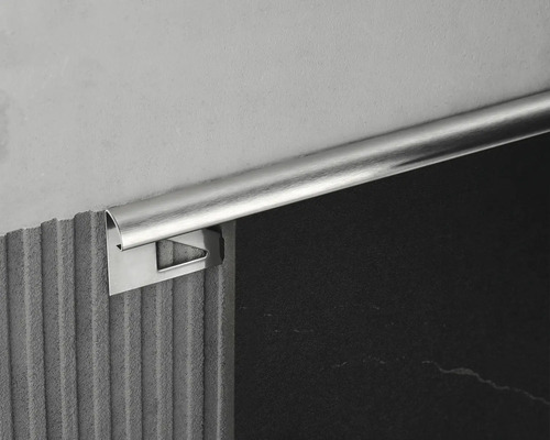 Profil metalic din oțel inoxidabil pe perete și faianță