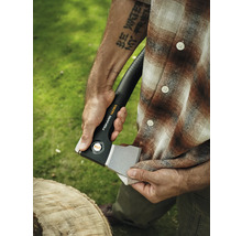 Bărbat cu secure de despicat și bucată de lemn