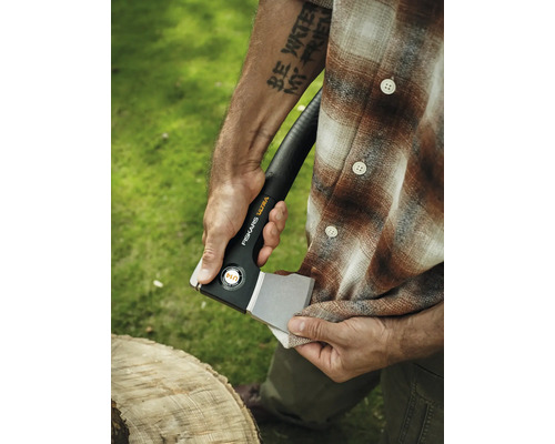 Bărbat cu secure de despicat și bucată de lemn