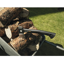 Topor Fiskars Ultra pe un stoc de lemne într-o roabă