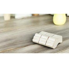 Suport pentru plăci de lemn pe o masă din lemn