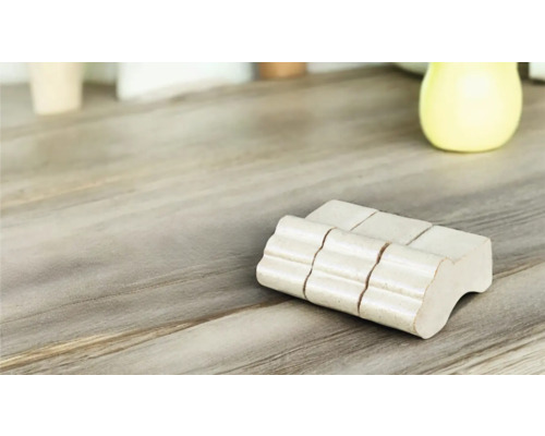 Suport pentru plăci de lemn pe o masă din lemn