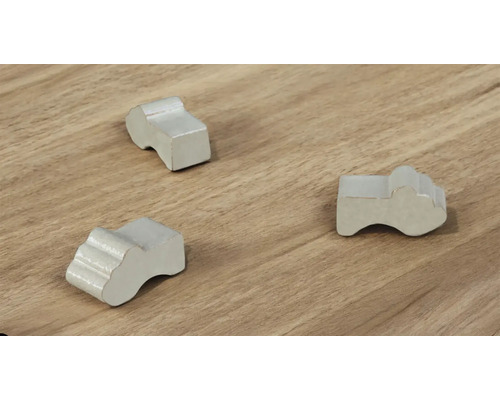 Trei glisiere de mobilier pe o podea de lemn