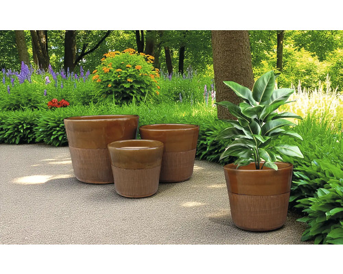 Ambianță de grădină cu vase de ceramică pentru plante, de diferite dimensiuni