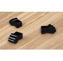 Trei cleme de cablu negre pe o suprafață din lemn