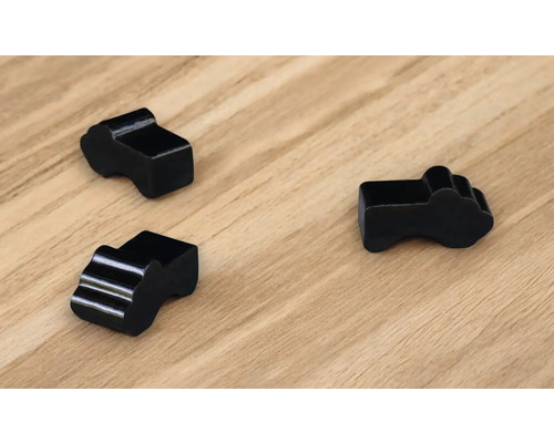 Trei cleme de cablu negre pe o suprafață din lemn