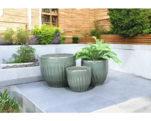 Trei ghivece de ceramică pe o terasă