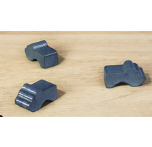 Trei forme albastre de clădiri din metal