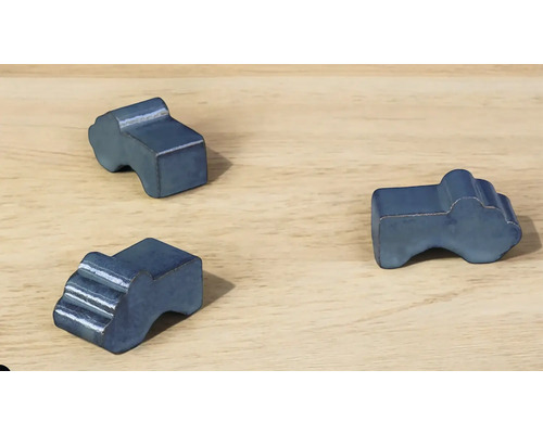 Trei forme albastre de clădiri din metal