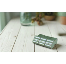 Plăci de mozaic verzi pe o masă de lemn