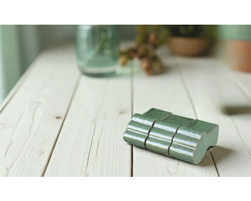 Plăci de mozaic verzi pe o masă de lemn