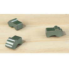 Trei piese de joc pe o masă de lemn