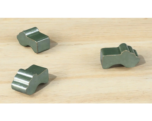 Trei piese de joc pe o masă de lemn