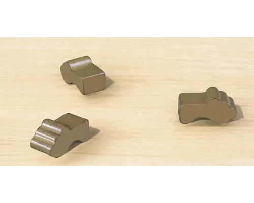 Trei figurine din lemn pe o suprafață de lemn