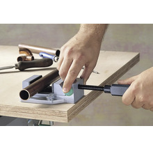 Țeavă în menghină pe un banc de lucru