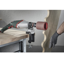 Șlefuitor cu bandă staționar cu o piesă de prelucrat fixată