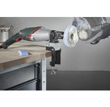 Unealtă electrică pentru lustruire cu accesoriu de lustruire și pastă de lustruire pe un banc de lucru