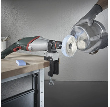 Mașină de găurit cu accesoriu de lustruire și piesă de lucru pe un banc de lucru