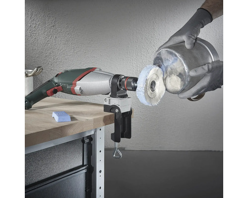 Mașină de găurit cu accesoriu de lustruire și piesă de lucru pe un banc de lucru