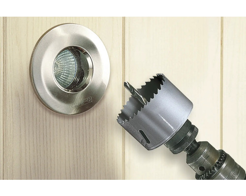 Spot încastrat lângă un ferăstrău carotier