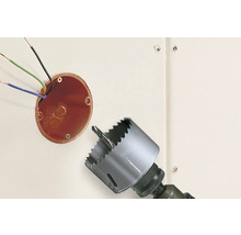 Instalarea unei prize cu o freză circulară