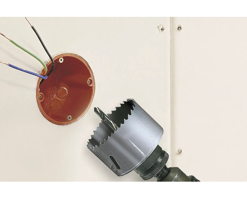 Instalarea unei prize cu o freză circulară