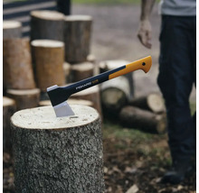 Topor Fiskars X11 în butuc de lemn