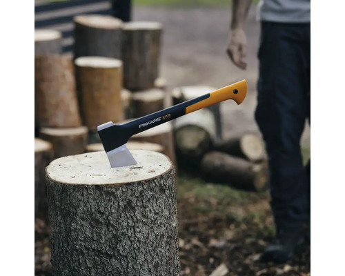 Topor Fiskars X11 în butuc de lemn
