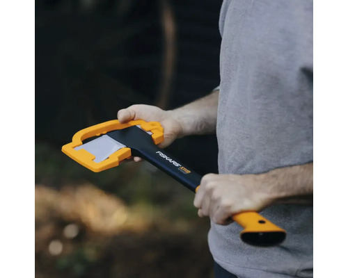 Topor Fiskars X11S în uz