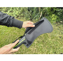 O persoană ține în mână o geantă pentru un detector de metale.