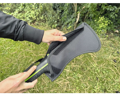 O persoană ține în mână o geantă pentru un detector de metale.