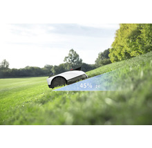 Robot de tuns iarba pe un gazon cu o pantă de 45%