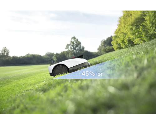 Robot de tuns iarba pe un gazon cu o pantă de 45%