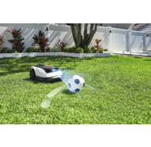 Robot de tuns iarba pe gazon cu minge de fotbal