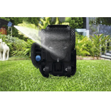 Curățarea unui robot de tuns iarba cu jet de apă pe un gazon