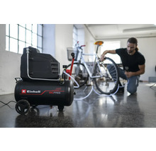 Compresor Einhell pentru umflarea unei anvelope de bicicletă într-un atelier