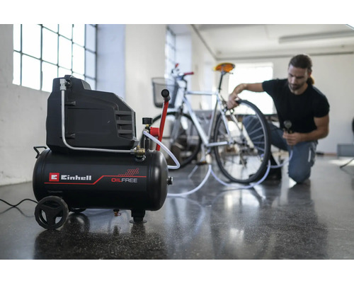 Compresor Einhell pentru umflarea unei anvelope de bicicletă într-un atelier