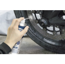 Curățare motocicletă cu spray pentru curățarea jantelor