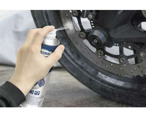 Curățare motocicletă cu spray pentru curățarea jantelor