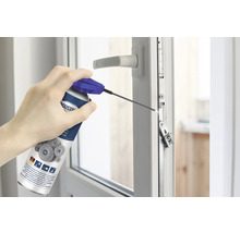 Se aplică un spray lubrifiant pe o fereastră.