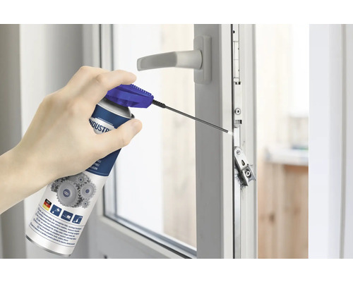 Se aplică un spray lubrifiant pe o fereastră.