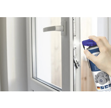 Aplicarea lubrifiantului pe feroneria ferestrei.