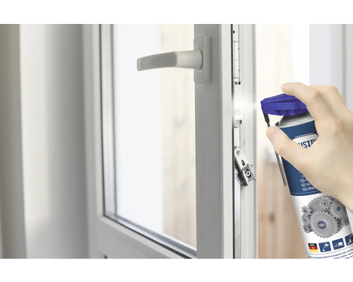 Aplicarea lubrifiantului pe feroneria ferestrei.