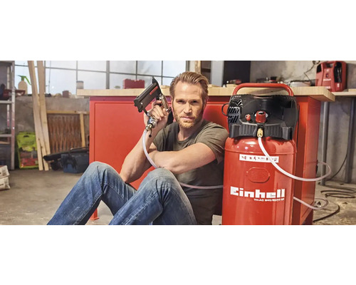 Bărbat șezând cu compresor Einhell și capsator în atelier