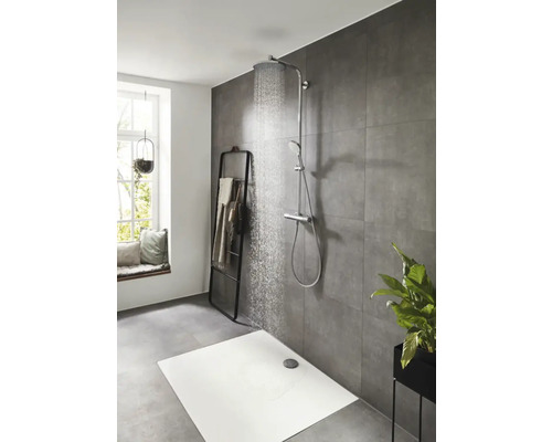 Baie modernă cu duș, suport pentru prosoape și pervaz