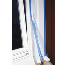 Toc de fereastră acoperit cu bandă adezivă de zugrăvire