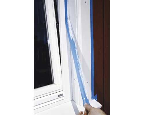 Toc de fereastră acoperit cu bandă adezivă de zugrăvire